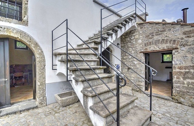 Villa dei Faggi: A characteristic and welcoming two-story apartment that is part of an ancient country house surrounded by the greenery.