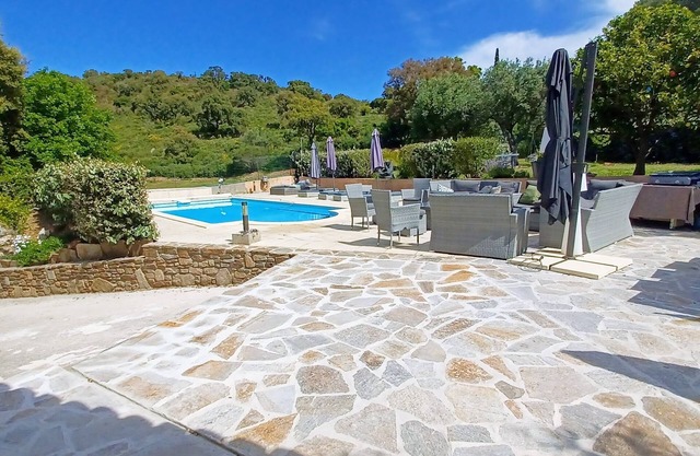 "Villa des Mauves" Large family home with swimming pool on 2000 m2 of land