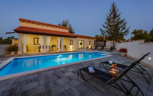 Villa Desapemani with heated pool
