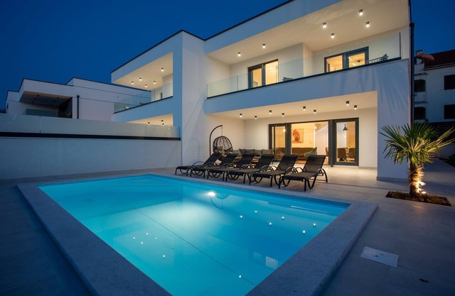 Villa Diva with heated pool and Seaview