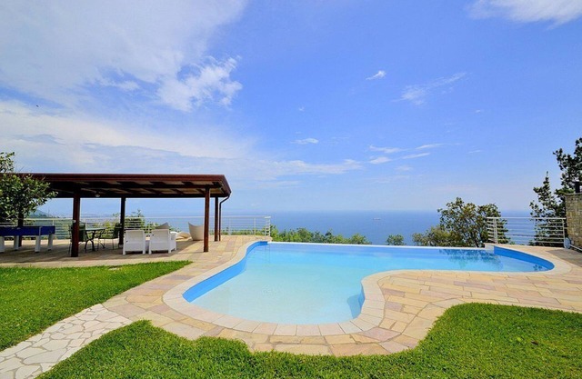 Villa Eichi: A welcoming apartment that is part of a villa in a quiet position, located on a hillside above the sea, with Free WI-FI.