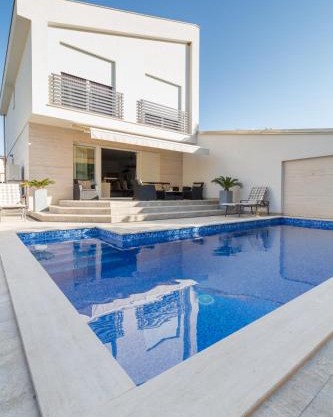 Villa Ema with heated saltwater pool, sauna and private gym - by TA Leut Agency