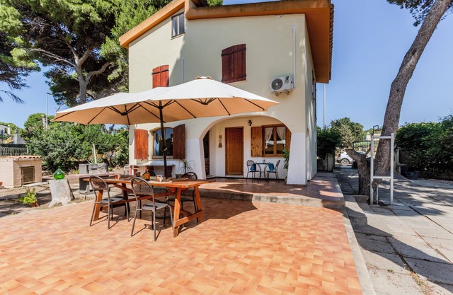 Villa Etnic Eloise just steps from Porto Pino long beach