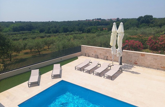 Villa Faro - New dream house, heated pool, games room, bbq, near beaches, Istria
