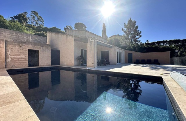 Villa for 12 people with heated pool, overlooking hills and sea