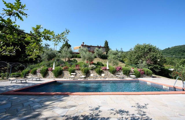Villa for 10 people with pool with a "truly wonderful" view to Lake Trasimeno