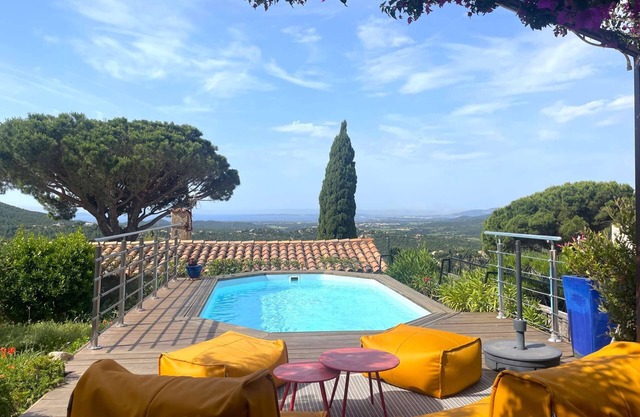 Villa for 4 people with a private pool and panoramic views of the islands and hills in La Londe.