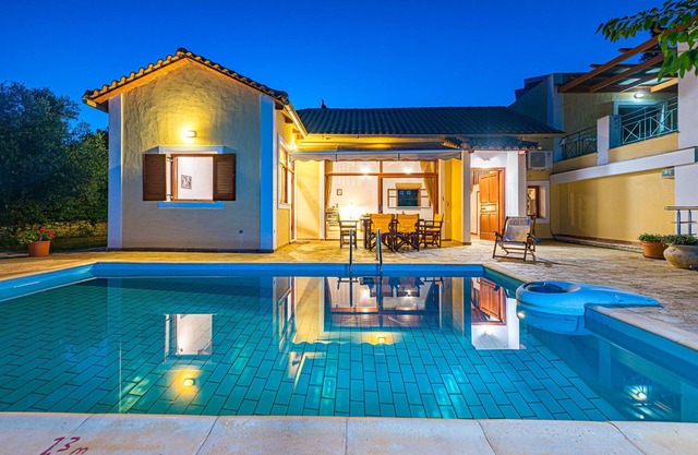 Villa for 6 p. with private pool 400 m from the sea