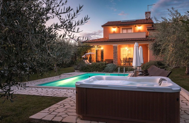 Villa for 8 people, pool, jacuzzi, panoramic sea view, large garden