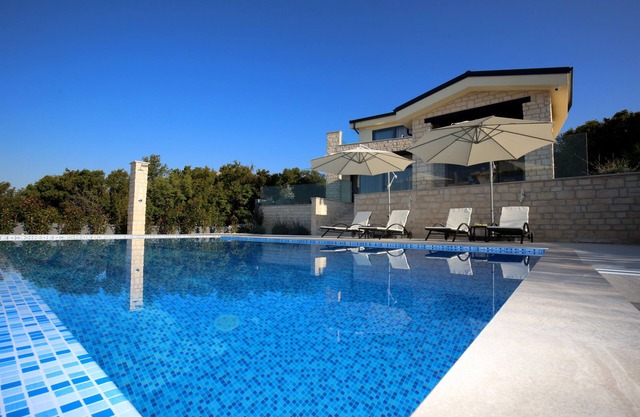 Villa for 8 persons, infinity pool, stunning view of the bay, quiet location