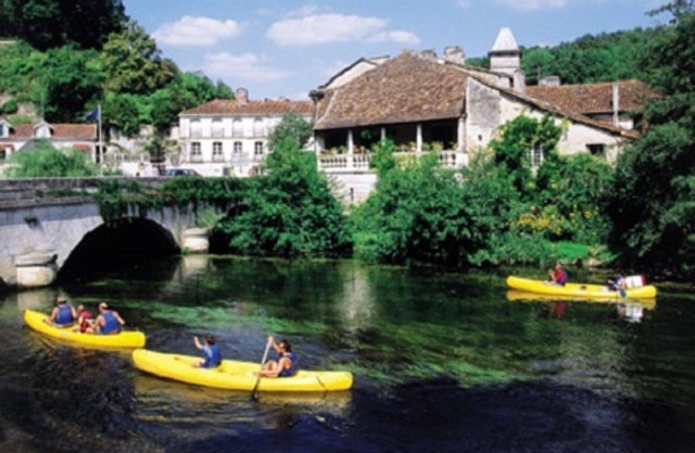 Villa for 1-10 in Dordogne, resto across the lawns and just a stroll to Brantome