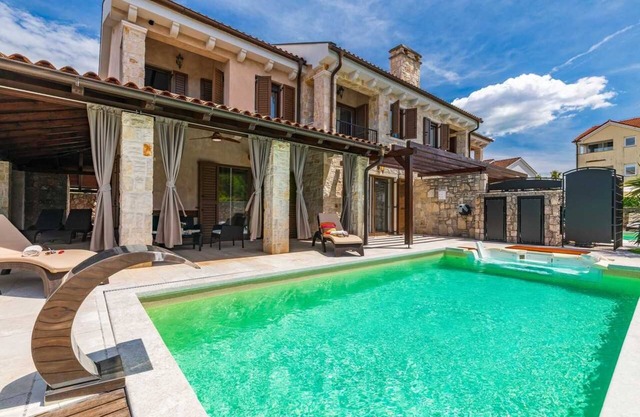 Villa Forte with Heated Private Pool close to the Beach