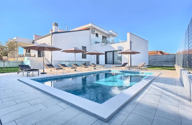 Villa Fortuna - in historic town Buje with 4 bedrooms and a pool, near the beach