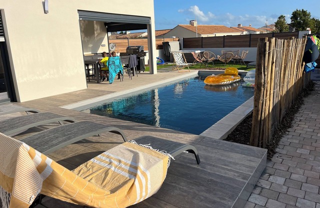 Villa Avec Piscine et Spa à 1 km de la Plage