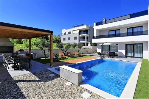 Villa Frantin - Heated Pool, Sauna, BBQ, Activites