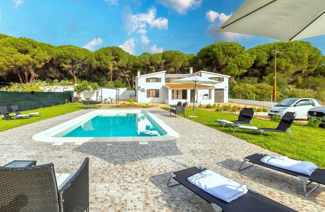 Villa 'Giovanna' with Private Pool, Wi-Fi and Air Conditioning