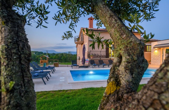Villa Green Olive: Pool, Privatsphäre und Stilvolles Refugium