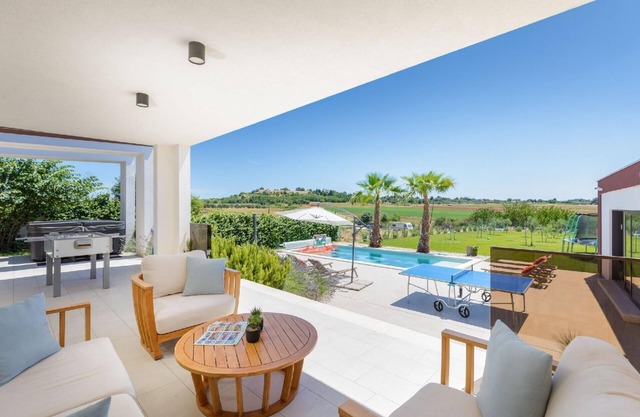 Villa Grofica, heated pool, tavern, near the beach