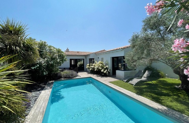 Villa Hollyhocks -Charming Villa