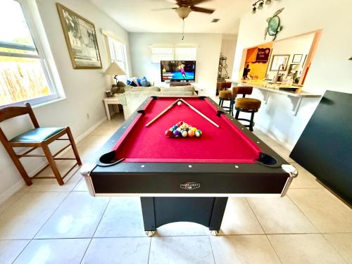 Villa IMPRESSA -Close to Beaches, Billiard,Ping-Pong Table, Lanai, Fire Pit, BBQ, Patio, Back Yard