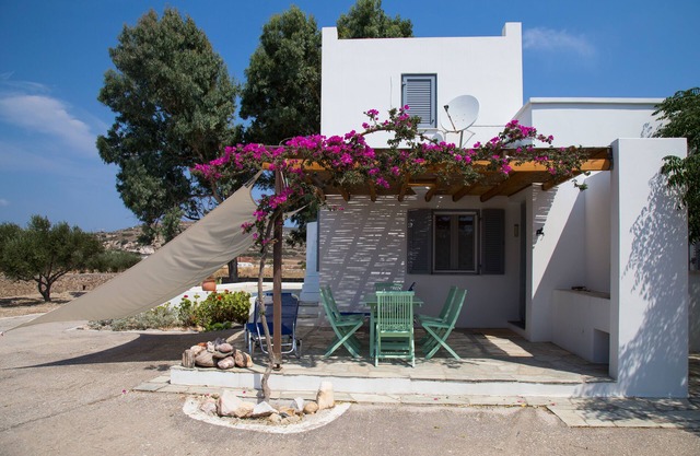 Villa in an oasis of peace close to the most beautiful beaches and all Milos services