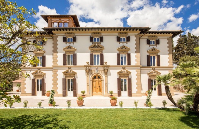 Villa in Castelvecchio with 7 bedrooms sleeps 14