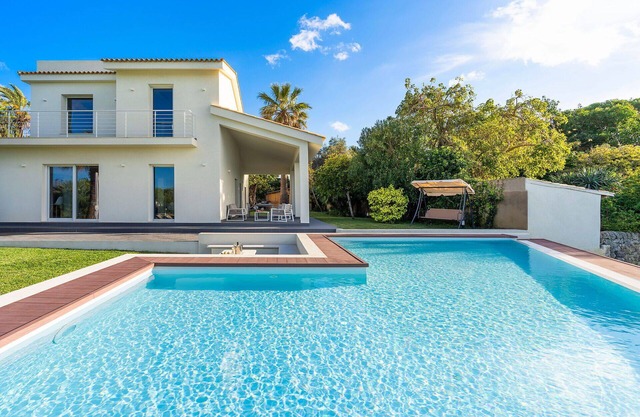 Villa in Isola with 4 bedrooms sleeps 8