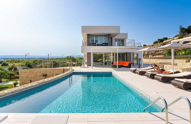 Villa in Isola with 6 bedrooms sleeps 12