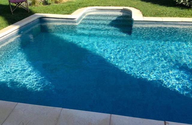 Villa in Sorgues near Avignon, swimming pool and beautiful environment