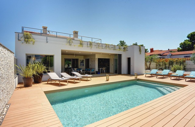 Villa in Stinjan with Pool and Sea View