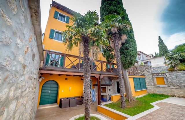 Villa in the old town with spacious rooms, overlooking the sea, old town, pool