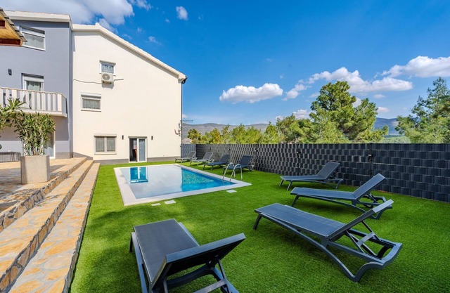 Villa Ivanovi Dvori (V3525-K1) - Donji Karin