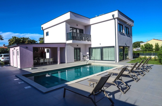 Villa Jacky in Poreč for 8 people with private pool just 900 meters from sea