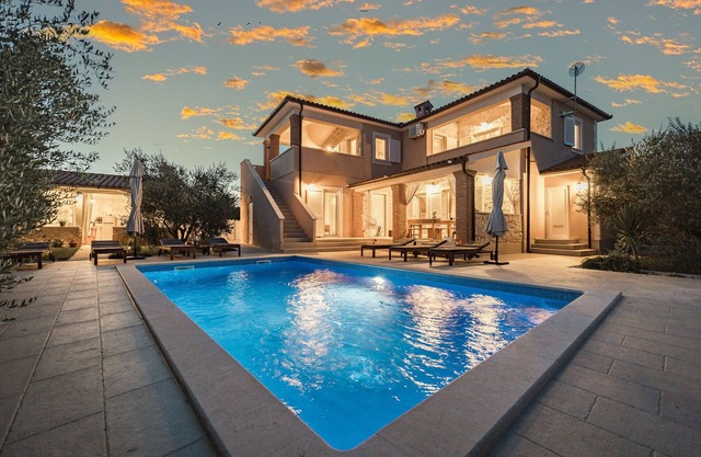 Villa Javor near Pula only 1 km from the beach with sea view and heated pool