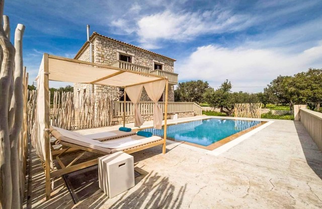 Villa Koroni - Three Bedroom Villa, Sleeps 6