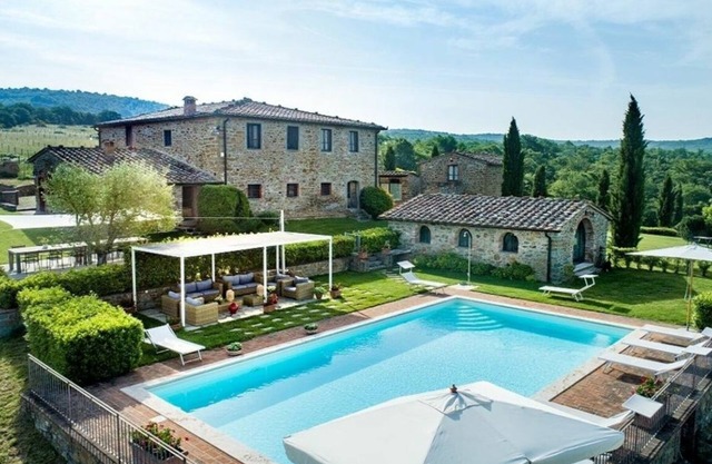 Villa la Colonna, a splendid stone farmhouse surrounded by a garden with a dépendance and priva.