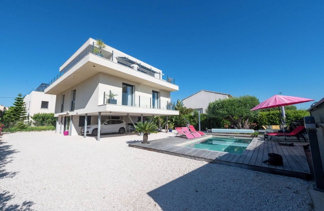 Villa La Londe Les Maures Sleeps 14 Between HYERES and le LAVANDOU Swimming pool cha