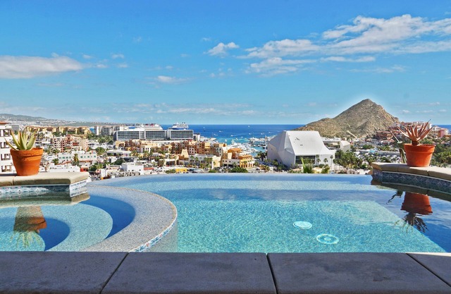 Villa La Sheila, Close Walk to Downtown, Amazing Views in Pedregal