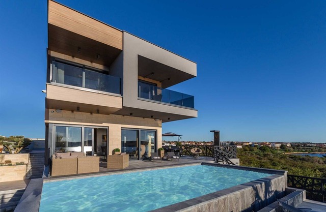 Villa La Vie with Pool