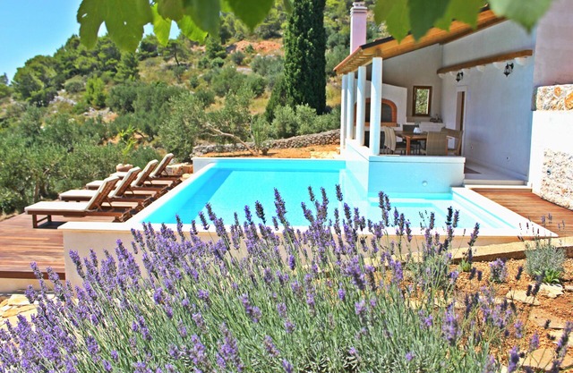 Villa Lantana - comfortable 2 bedroom flat with stunning sea views