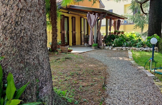 Villa Laura - Dependance Jolanda with large veranda, garden and pool view