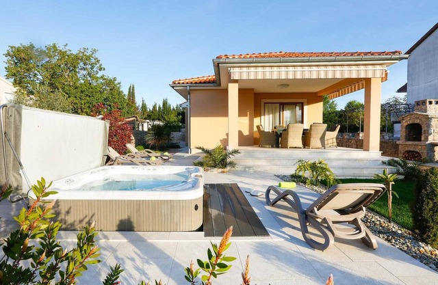 Villa Lavender's Breeze with heated pool, Jacuzzi & bicycles