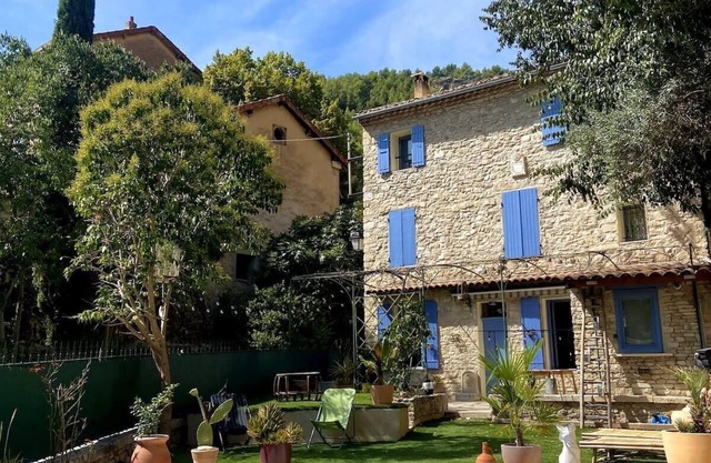Villa les Volets Bleus, an authentic house in the heart of the city center.