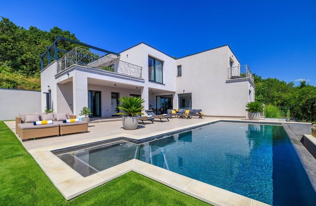 Villa Levant for 10 people near Opatija with jacuzzi & sea view