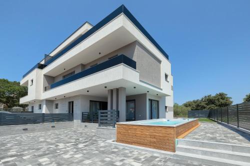 Villa Loreta near Fažana for 7 plus 1 people with luxury private jacuzzi only 600 meters from sea