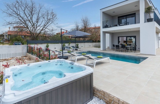 Villa Lucia with jacuzzi and private pool near Porec