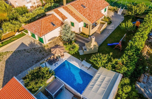 Villa Majia - Four Bedroom Villa, Sleeps 10