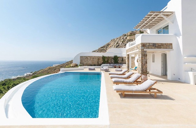 Villa Makis with amazing views, private pool, hot tub and DJ spot close to town