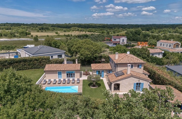 Villa Mali Vareski with Pool, Mali Vareški, Croatia