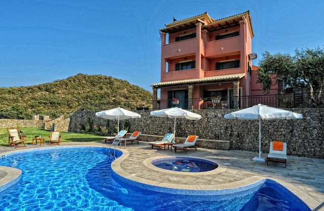 Villa Mare e Monti with jacuzzi, private heated pool, sea and mountain view